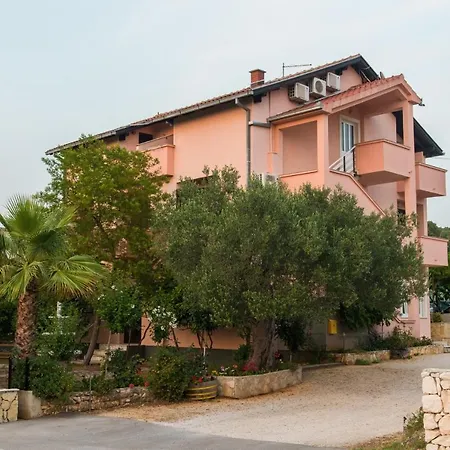 A3 Cozy Apt W Big Garden 2 Balconies & Grill *